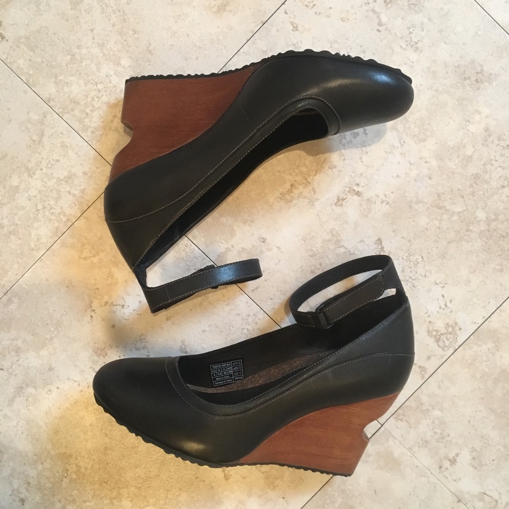 Final Price🚨TSUBO Black And Wood Wedge Shoes
